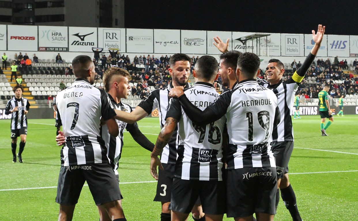 Portimonense reduzido a 10 segura empate perante Famalicão