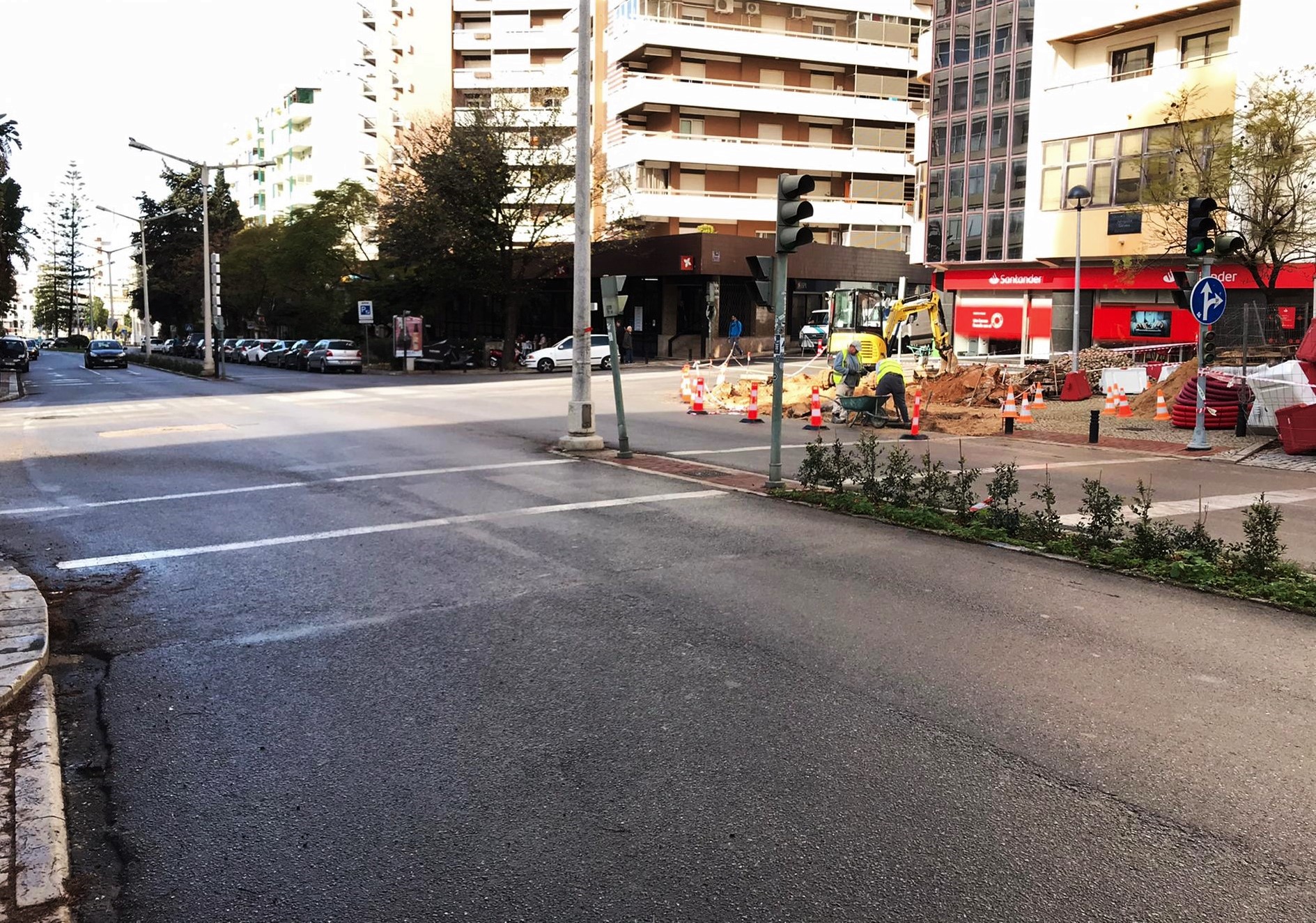 Construção de rotunda na Avenida 5 de Outubro condiciona trânsito em Faro