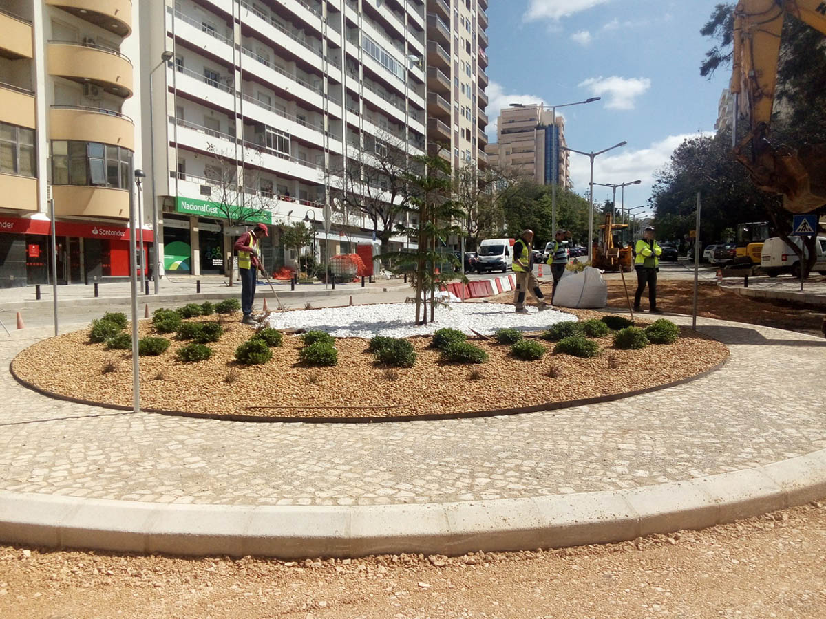 Faro Nova rotunda na Avenida 5 de Outubro já está concluída