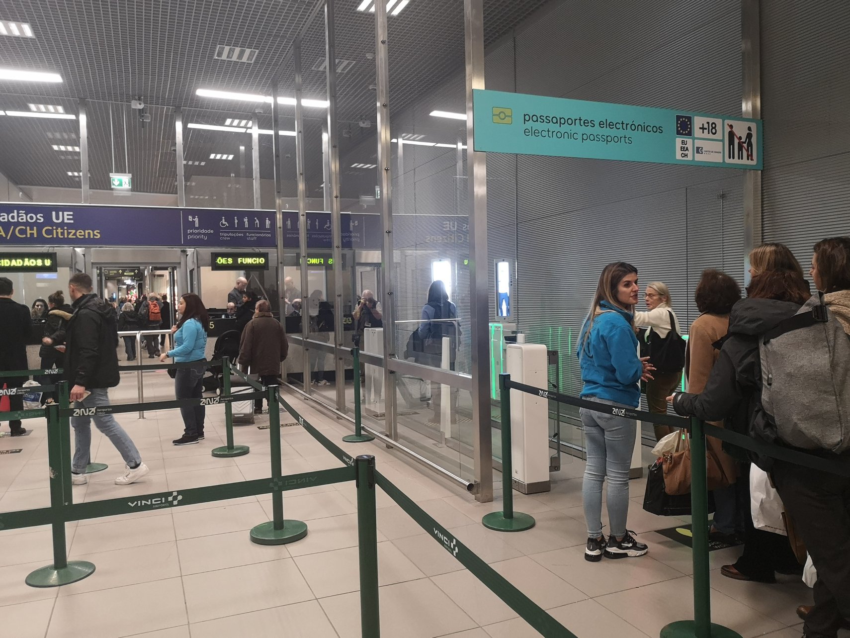 "E-gates" instalados ontem pelo SEF no Aeroporto de Faro ...