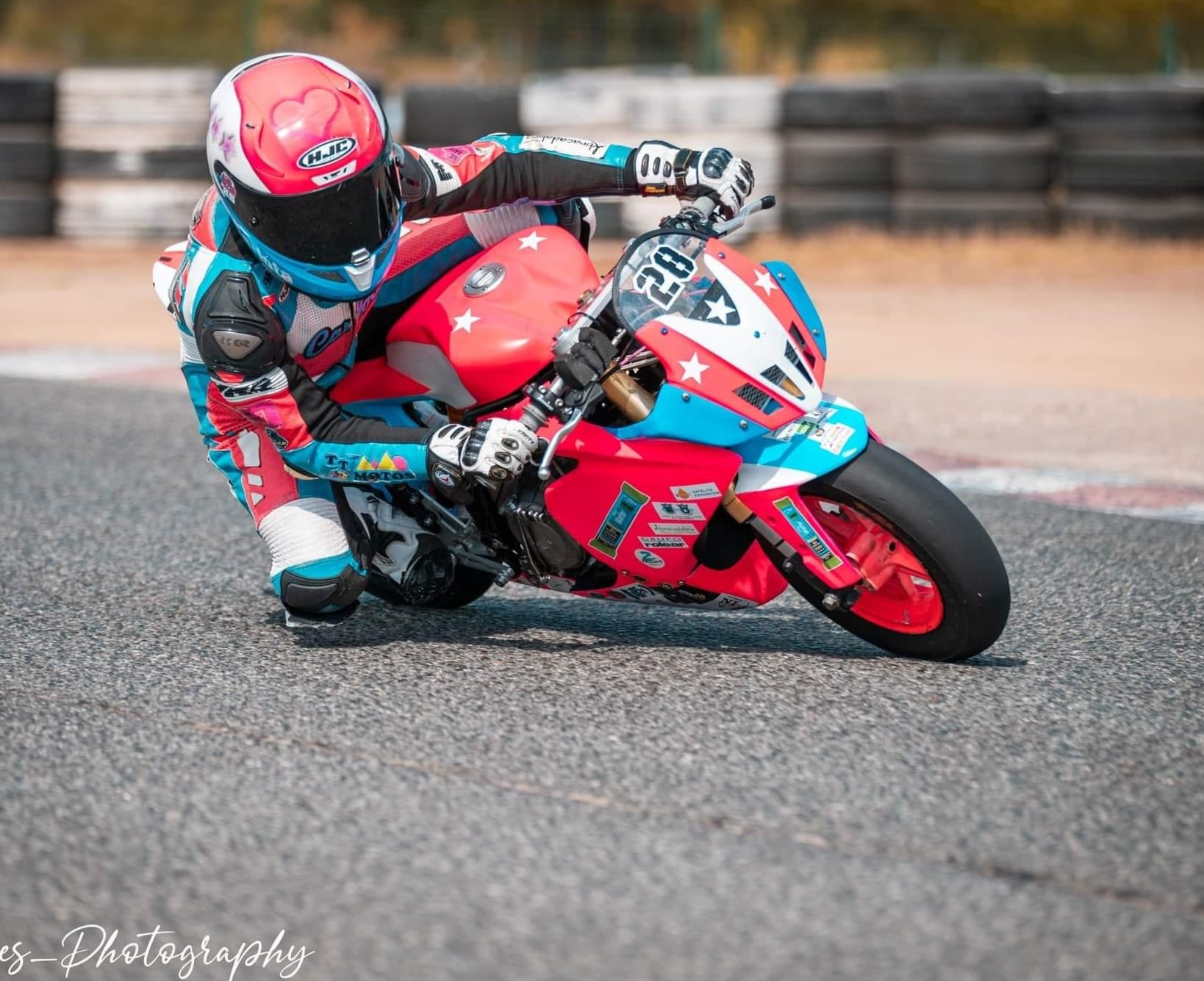 Primeira mulher a vencer corridas de motociclismo em Portugal tem 12 anos