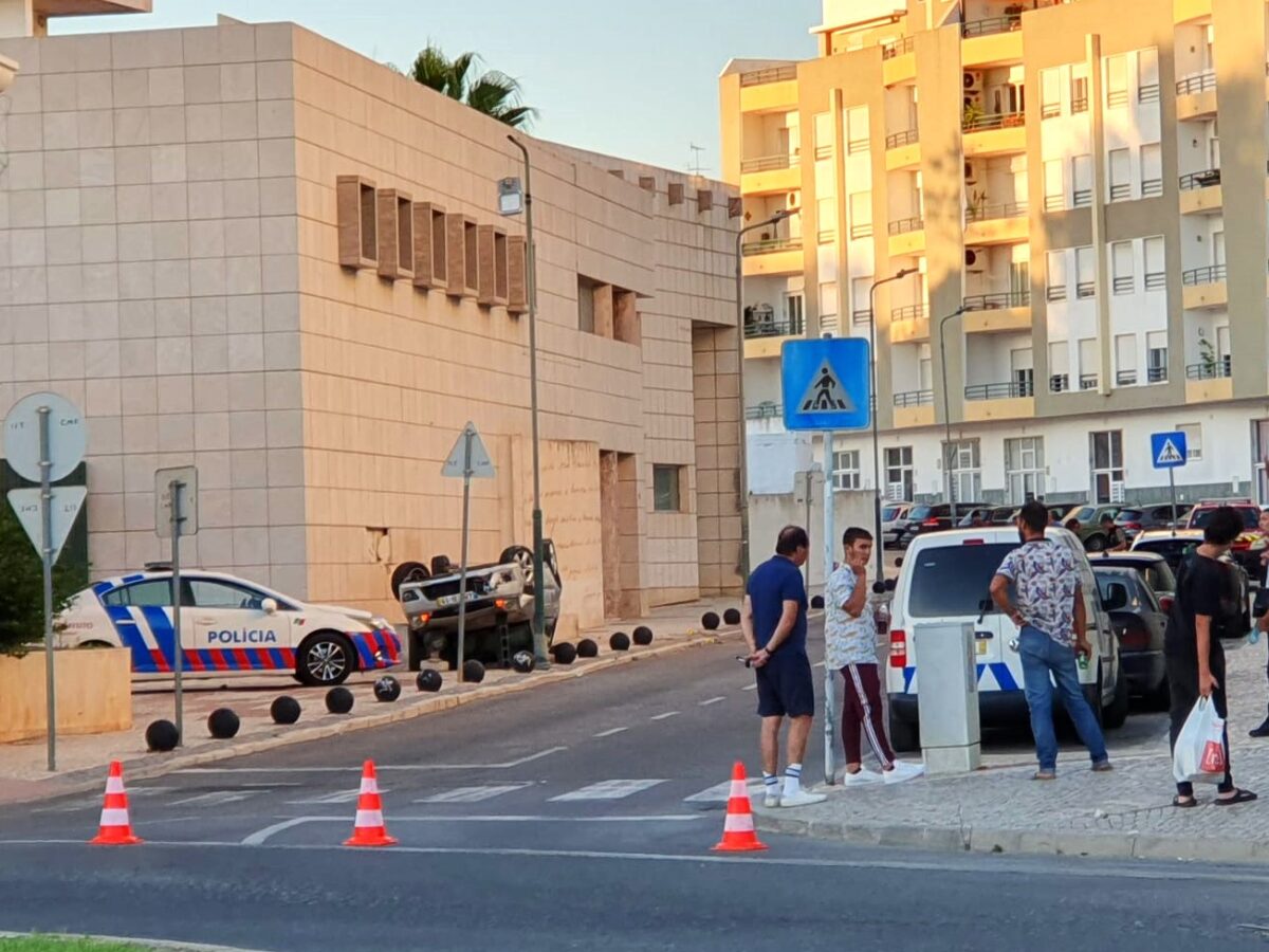 Faro: carro capota e atropela peão em frente à Biblioteca Municipal