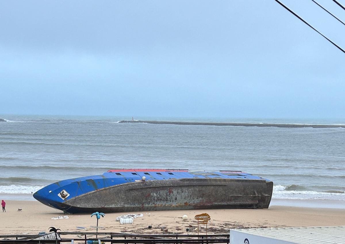 Two people rescued from stranded boat on Praia Grande de Ferragudo