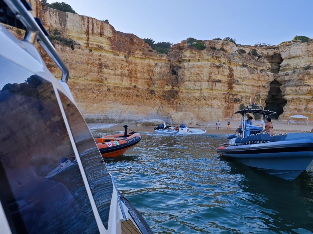 Five people rescued from semi-rigid vessel that was stranded on Pontal beach